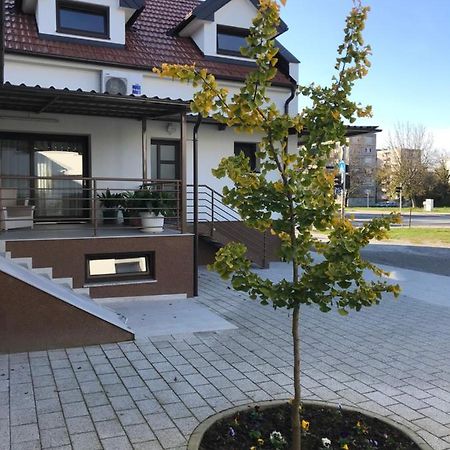 Eva Rooms & Studio Apartment Карловац Экстерьер фото