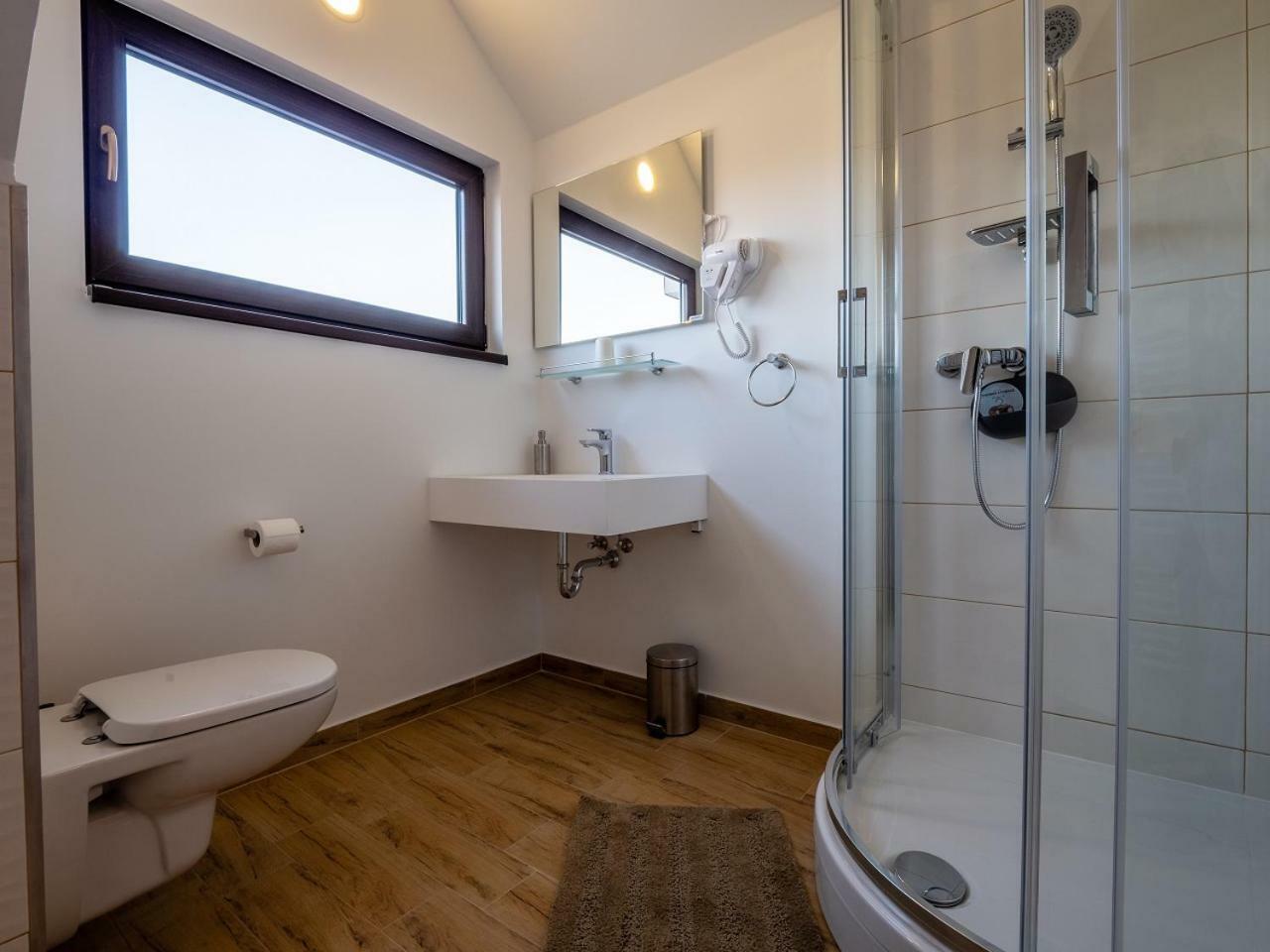 Eva Rooms & Studio Apartment Карловац Экстерьер фото