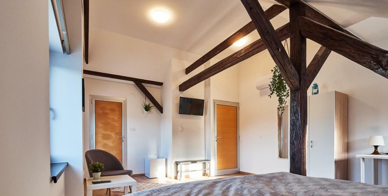 Eva Rooms & Studio Apartment Карловац Экстерьер фото